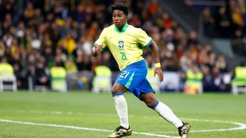 “红魔激情燃情，主场旗帜挥舞，歌声齐鸣共谱曼联辉煌篇章！”